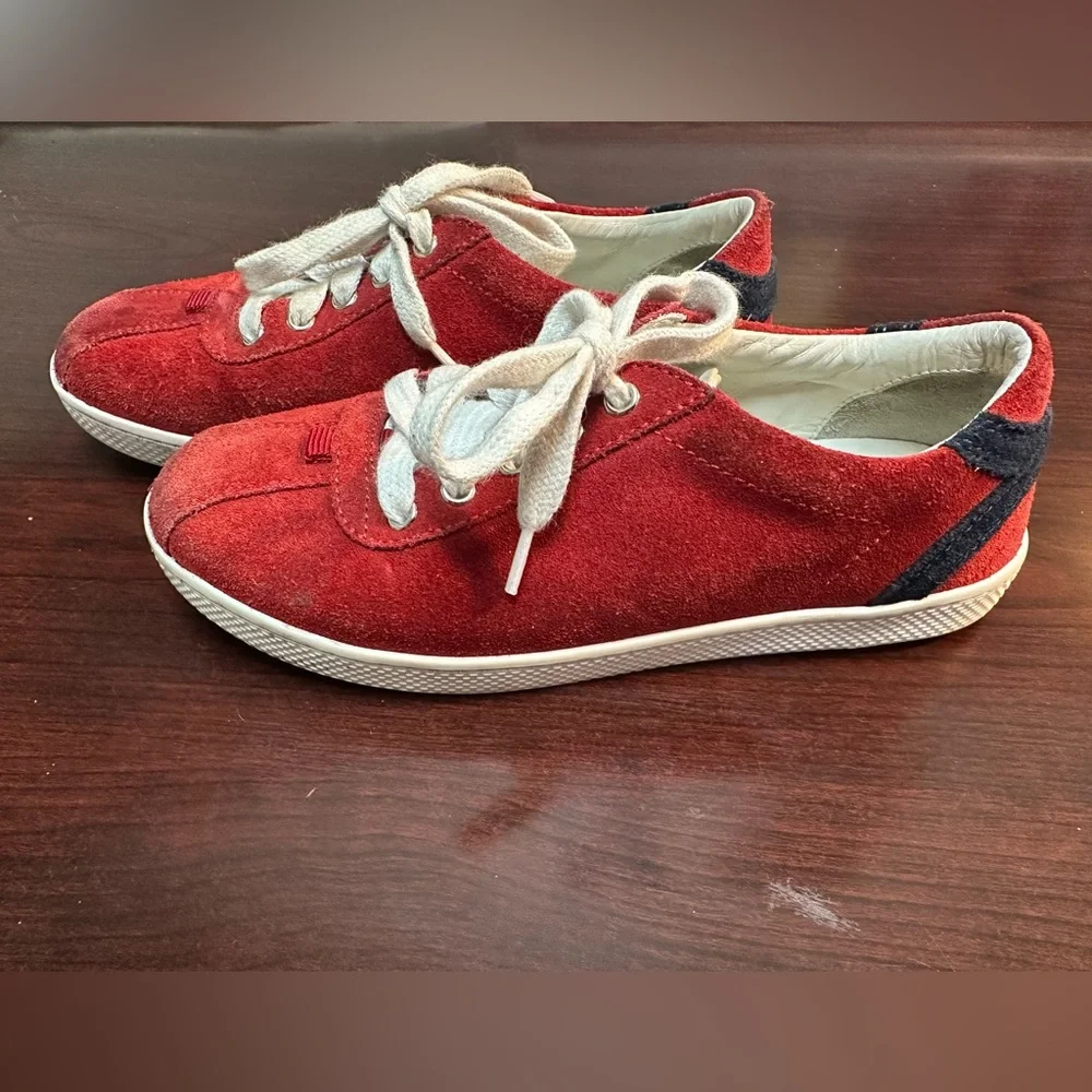 Gucci Kids Red Suede Low Top Sneakers Navy‎ Blue Accent 410382 Size 29